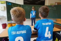 TSV Aufbau 1952 Heiligenstadt IV- Auch in der Schule wird stolz das Trikot getragen..jpg