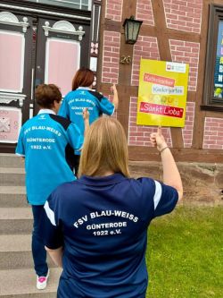 FSV Blau Weiss Guenterode III- Auf dem Bild ist Sportfreundin Pauline Boening mit Kolleginnen bei der Arbeit als Erzieherinnen im Kindergarten Guenterode zu sehen..jpg