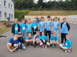 JSG 2017 Leinetal I- Unsere Kids der F- und E-Junioren waehrend ihrer Hofpause auf dem Schulgelaende der Grundschule Wingerode..jpg