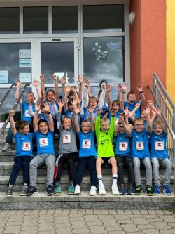 JSG 2017 Leinetal II- Unsere Kids der F- und E-Junioren waehrend ihrer Hofpause auf dem Schulgelaende der Grundschule Bodenrode..jpg