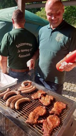 Schuetzenverein Zur Matzenburg Kaltohmfeld 1927 III-Ralf Marschhausen beim braten und Frank Degenhardt im Gespraech.jpg