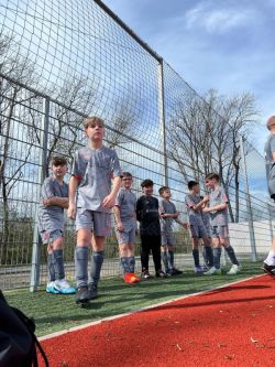 SV 1911 Dingelstaedt- Die zu sehen ist die Mannschaft der E Jugend der JSG Dingelstaedt Youngstars. Das Bild wurde gemacht kurz Einem wichtigen Pokalspiel..jpeg