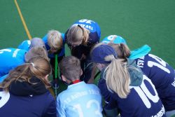 TSV Aufbau 1952 Heiligenstadt III- Die Hockeyspieler vom TSV (U12)  beim Training zum Trikottag..jpg