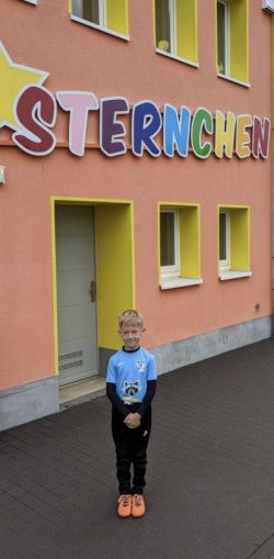 TSV Aufbau 1952 Heiligenstadt XVI-Nick Werner ,6 J., praesentiert sein Aufbau Trikot im Kindergarten Sternchen in Mengelrode. Er spielt mit grosser Freude in der G Jugend, seit ueber einem Jahr..jpeg