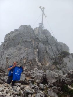 SV Gernrode 1887 I- Bernd Kachel erobert den Gipfel der Kampenwand (Chiemgauer Alpen) zum Trikottag in Vereinsmontur.jpg