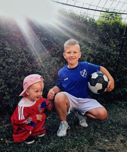 SG Birkungen 07-Matteo Newald (Fussballspieler bei der SG Birkungen 07) mit seiner kleinen Schwester Flora.jpg