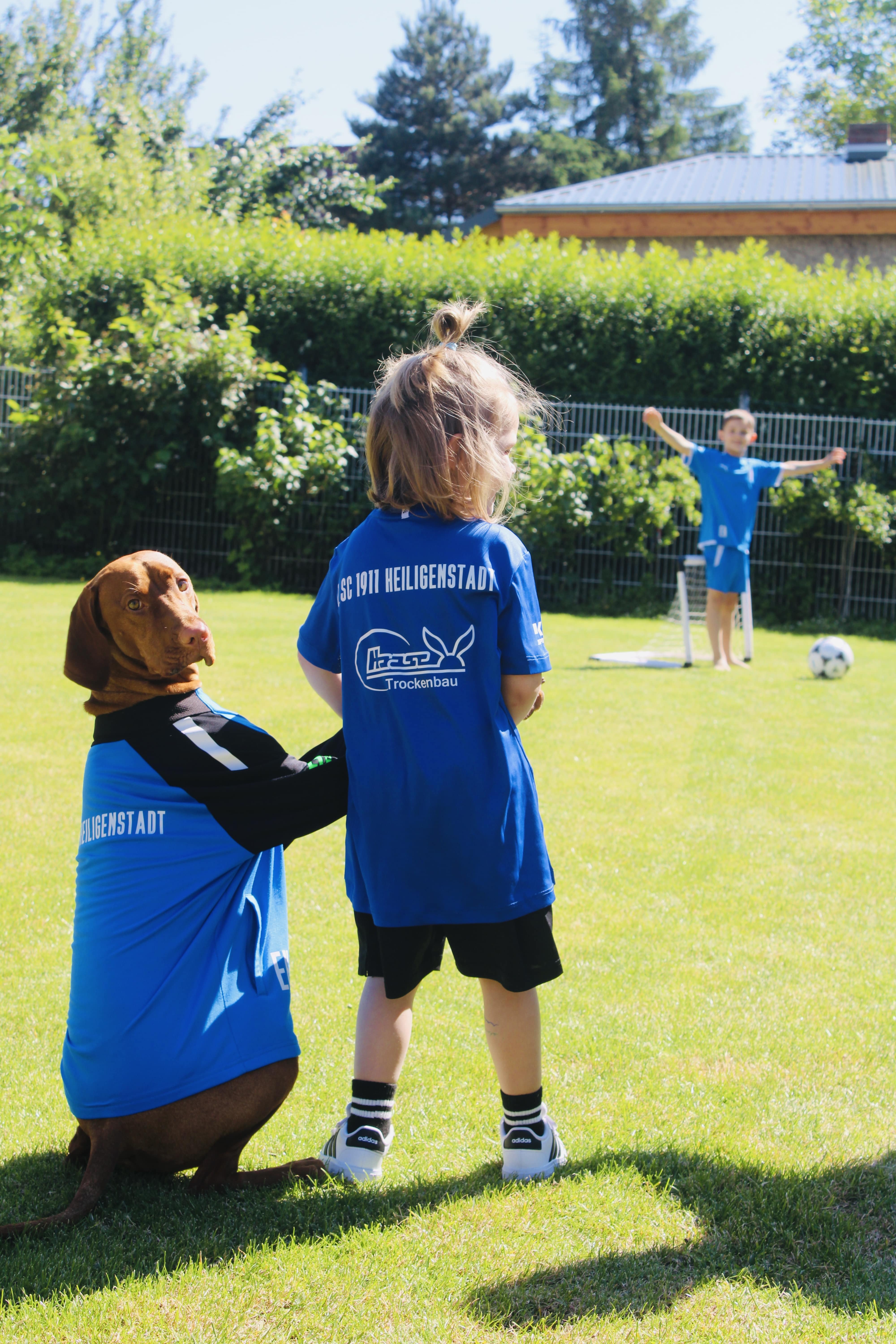 1. SC 1911 Heiligenstadt XI-Eddi, Lola und Hund Lotte beim Training im Garten.jpg