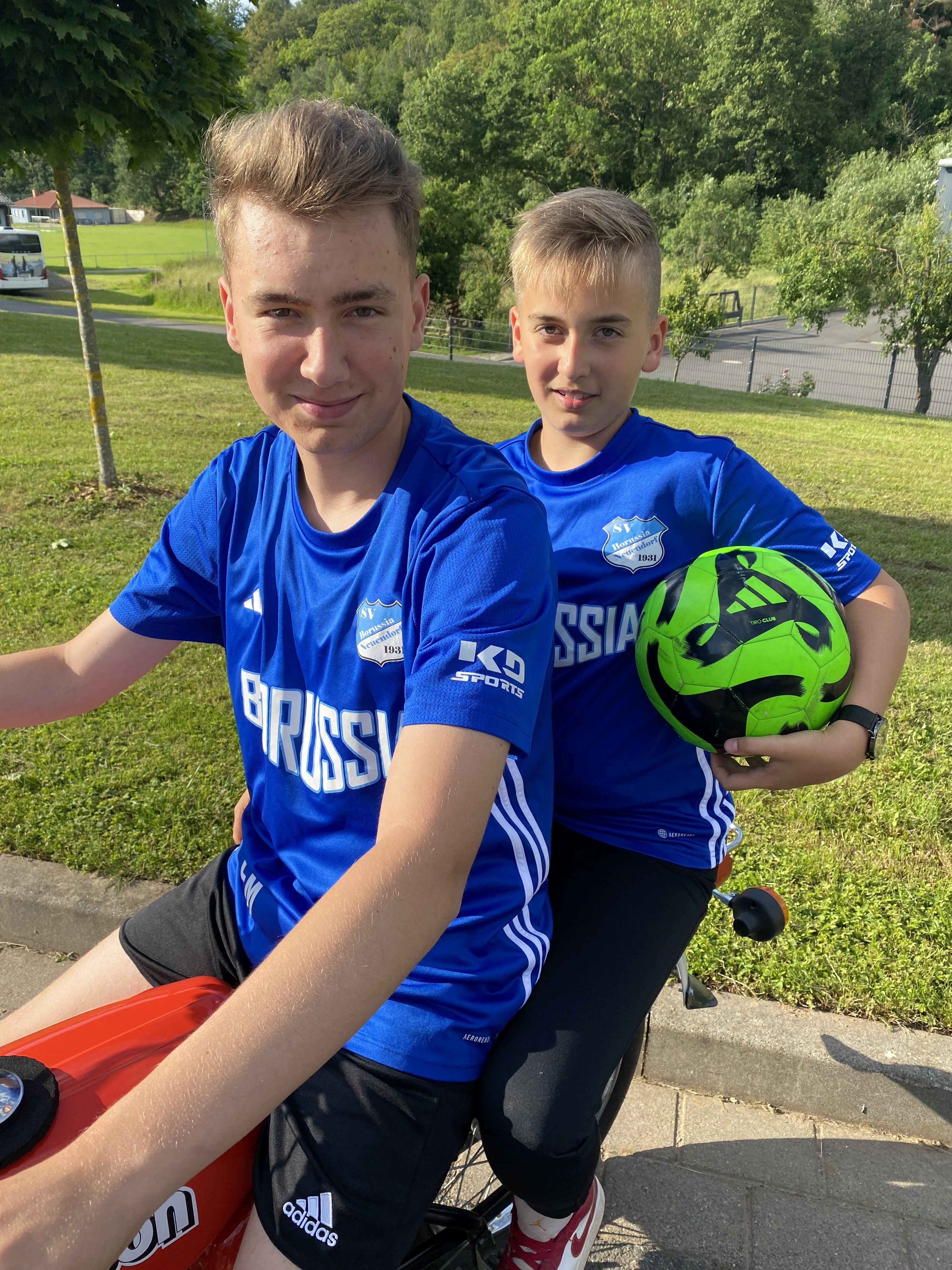 Borussia Neuendorf- Elias und Tizian auf dem Weg zum Sportplatz ⚽️.jpg