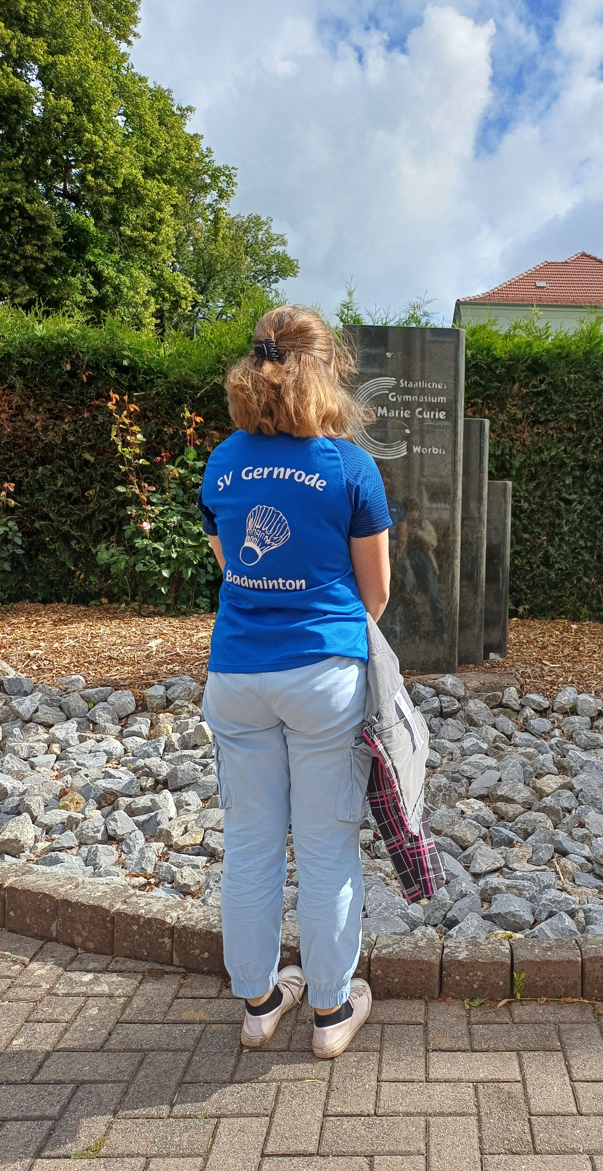 SV Gernrode 1887 IX- Ich ( Anika Fischer) vor dem Logo des Staatlichen Gymnasium Marie Curie Worbis..jpg