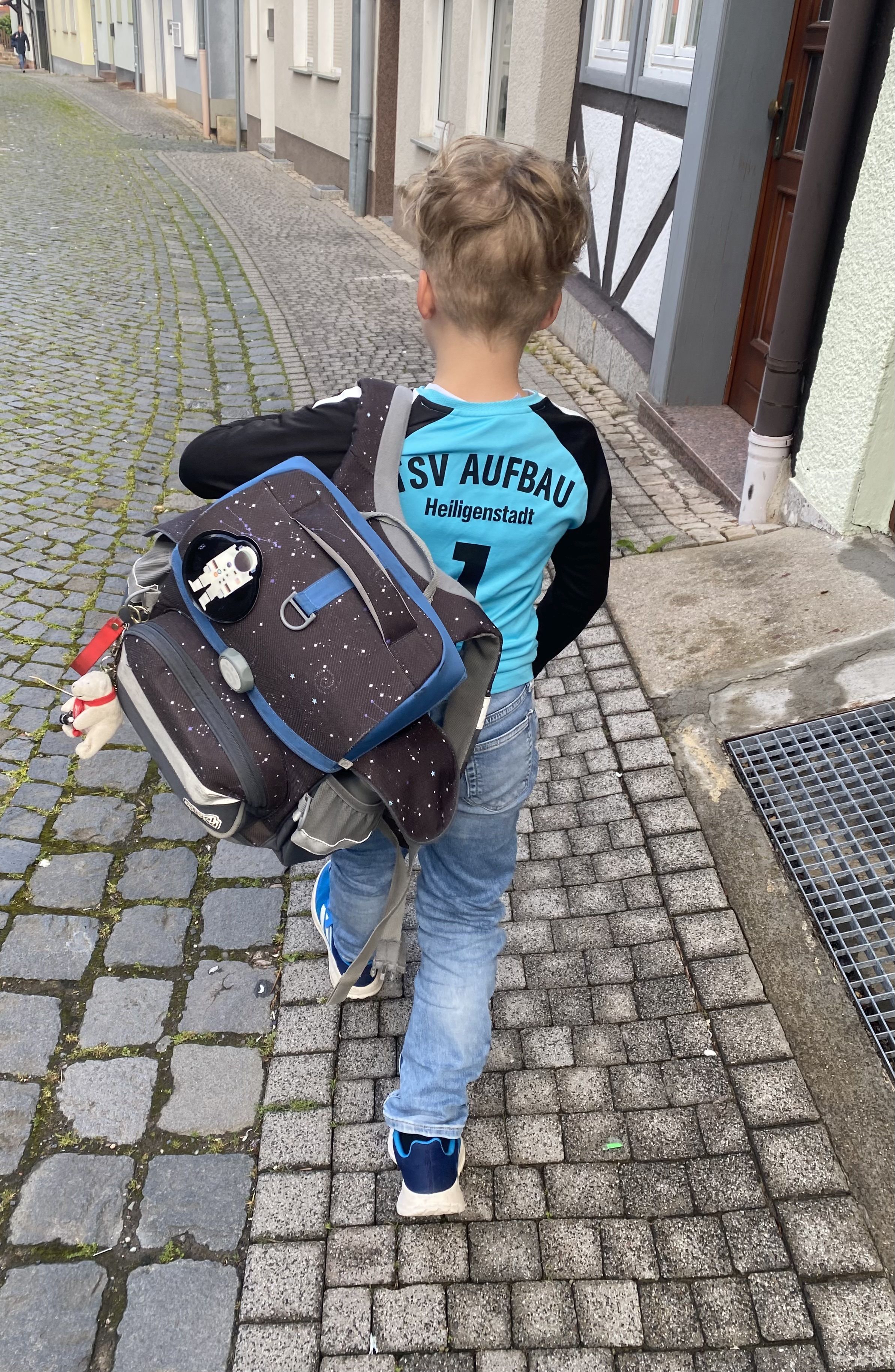 TSV Aufbau 1952 Heiligenstadt XV- Jonas,Torwart der F2, auf dem Weg zur Schule.jpg